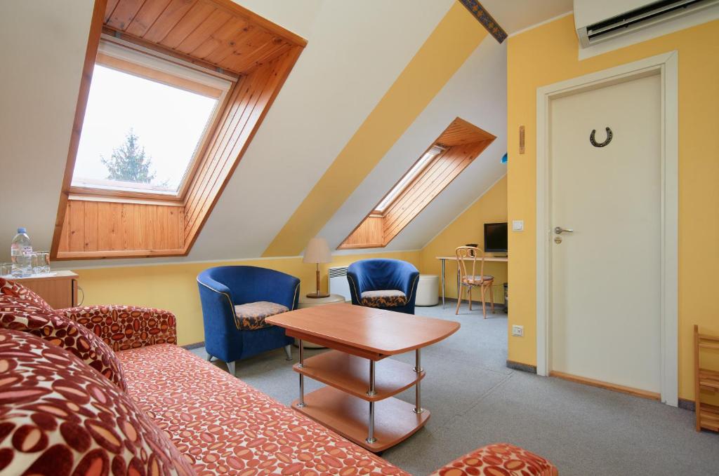 Angel Town Hall Apartments Room Type - Triple Room - Attic