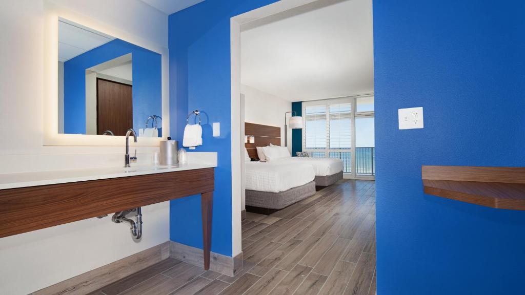 Holiday Inn Express & Suites Panama City Beach Beachfront, an IHG Hotel photo 2