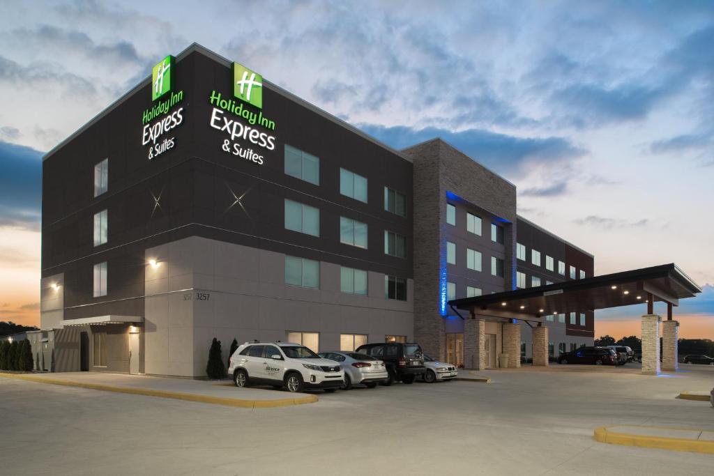 Holiday Inn Express & Suites Kingdom City, an IHG Hotel image
