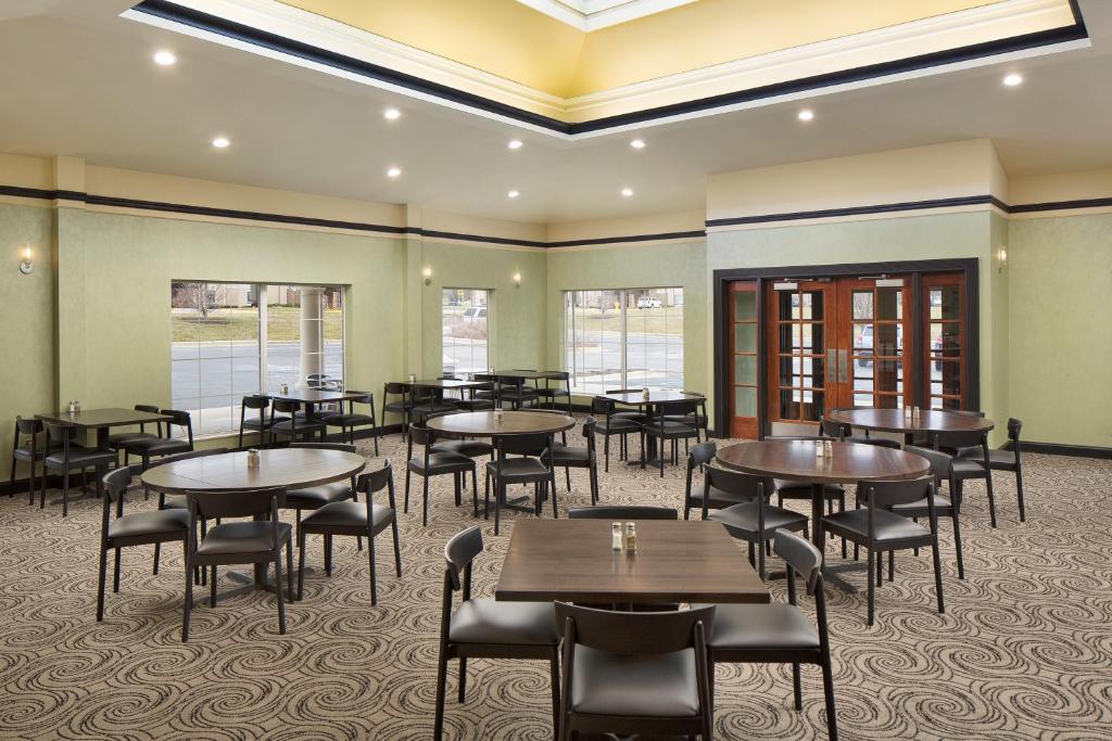 Holiday Inn Grand Rapids-Airport, an IHG Hotel photo 2
