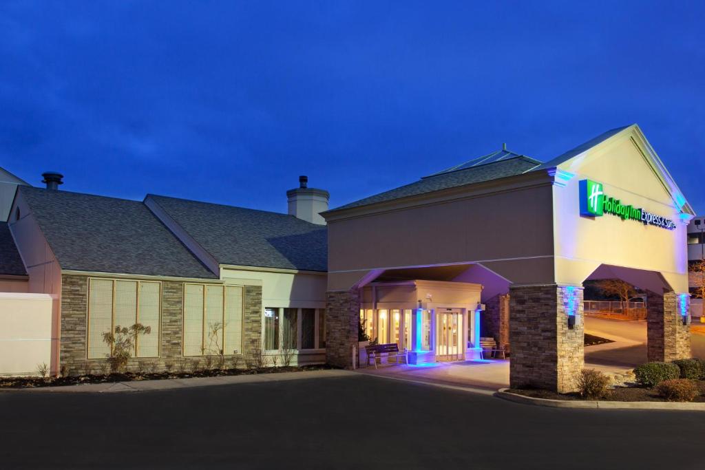 Holiday Inn Express Hotel & Suites Pittsburgh Airport, an IHG Hotel image