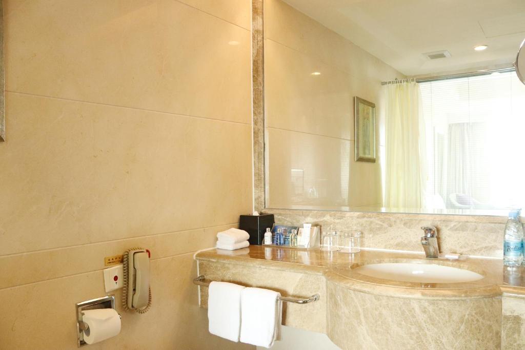 Двухместный (Улучшенный номер), Radisson Blu Hotel Shanghai New World