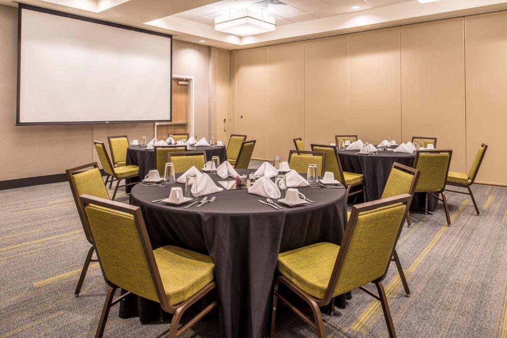Holiday Inn Joplin, an IHG Hotel photo 2