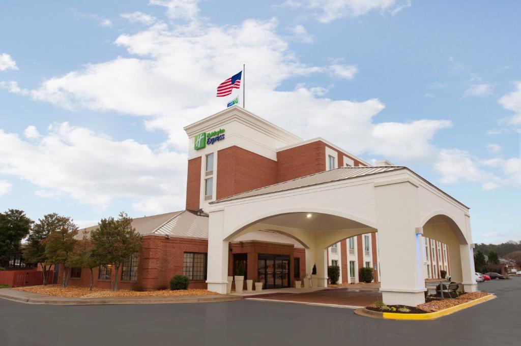 Holiday Inn Express Fredericksburg Southpoint, an IHG Hotel image