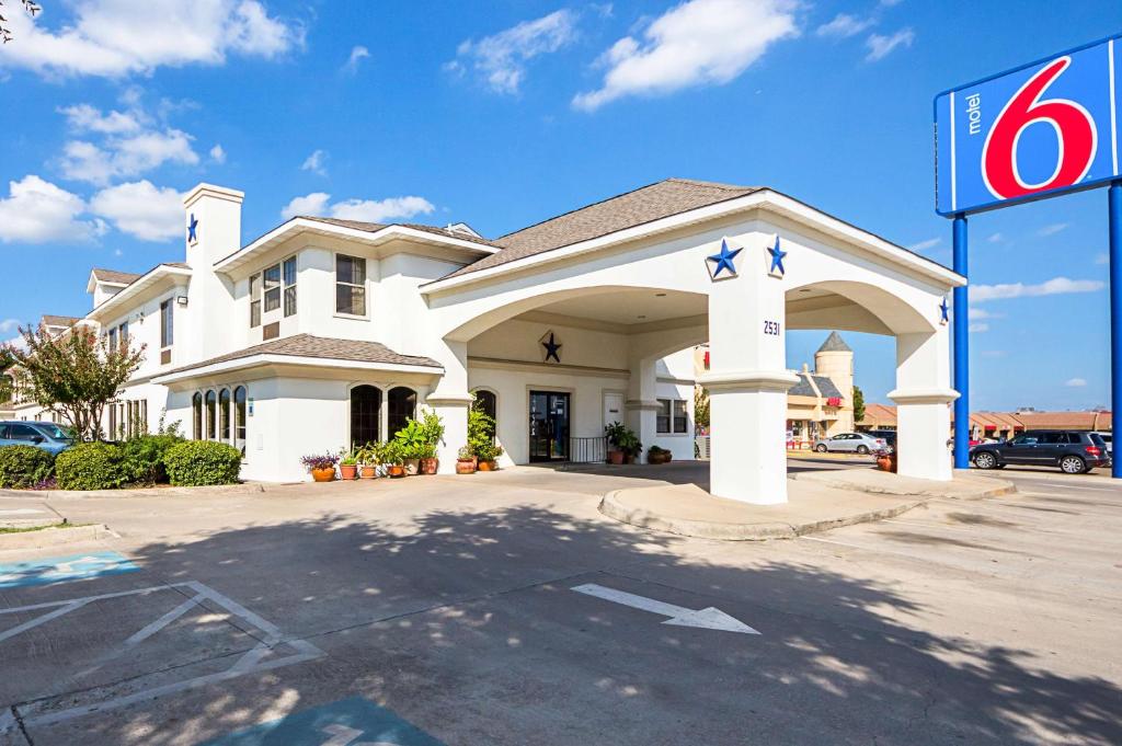 Motel 6 Dallas - Irving DFW Airport South image