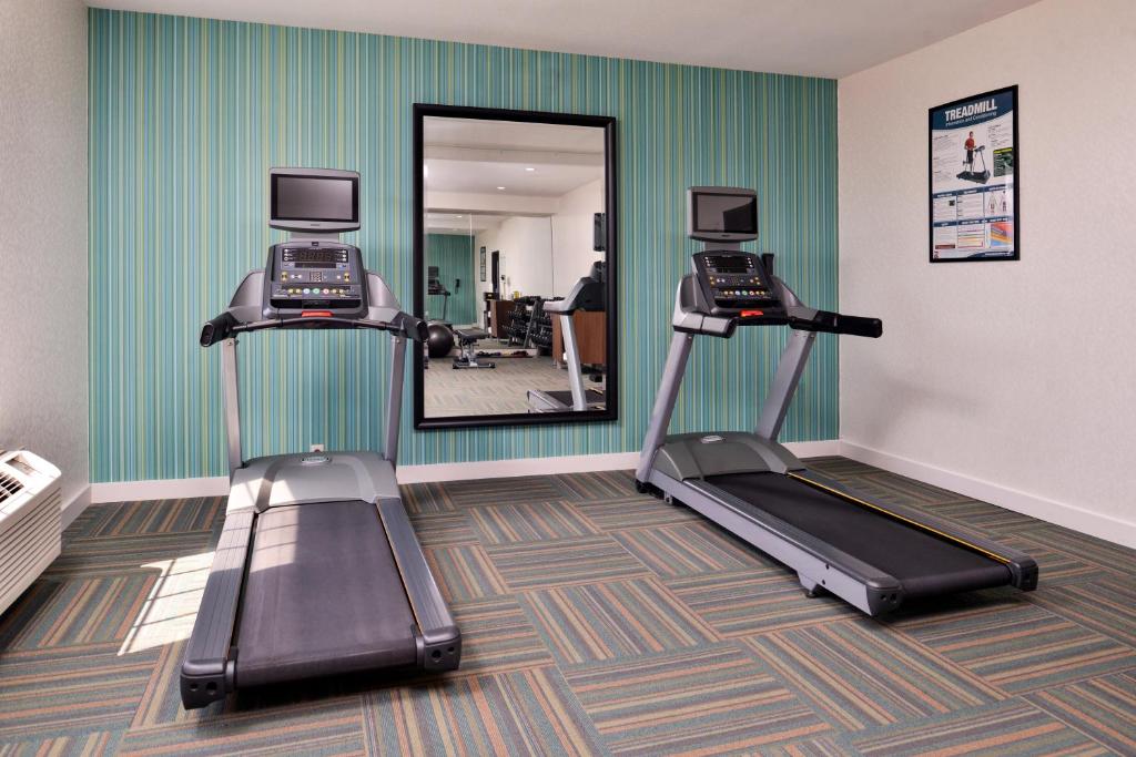 Holiday Inn Express Hotel & Suites North Kansas City, an IHG Hotel photo 3