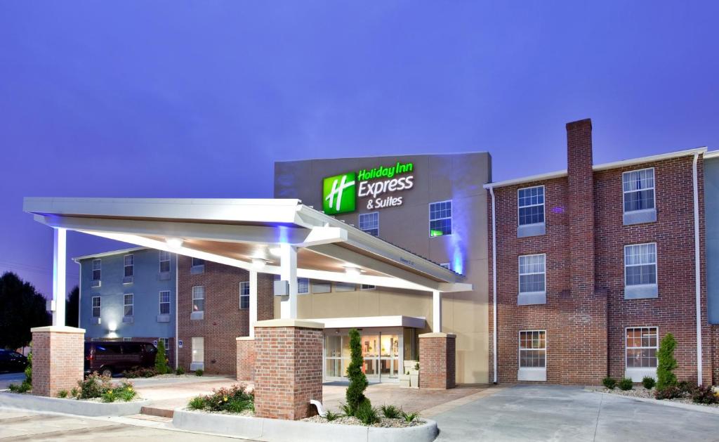 Holiday Inn Express & Suites North Kansas City, an IHG Hotel image