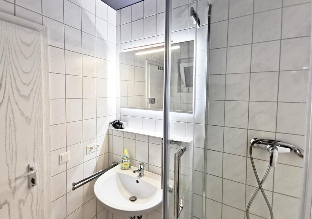 stylish studio - close to city centre - netflix - balcony - parking photo 1