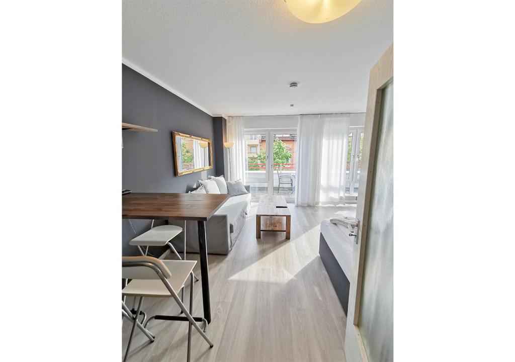 stylish studio - close to city centre - netflix - balcony - parking photo 2