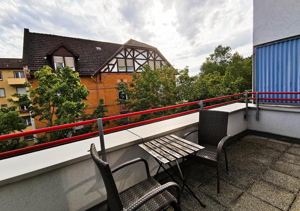 stylish studio - close to city centre - netflix - balcony - parking photo 3
