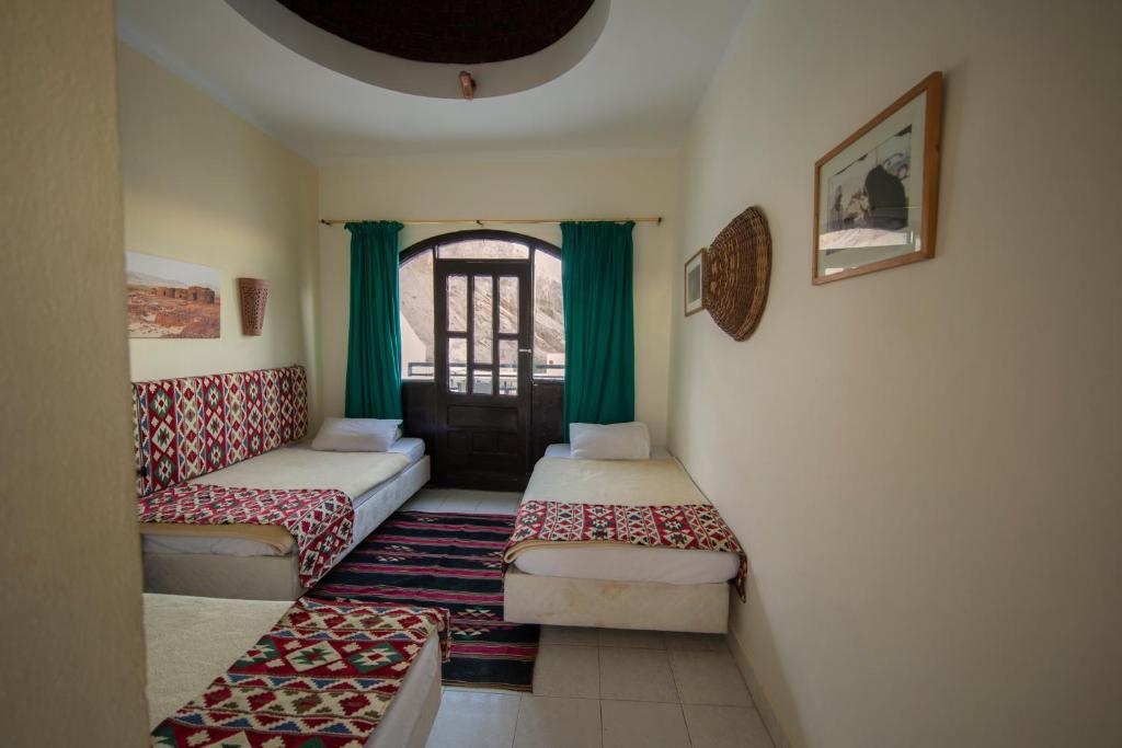 Трехместный (Трехместный номер с видом на горы), The Bedouin Moon Hotel