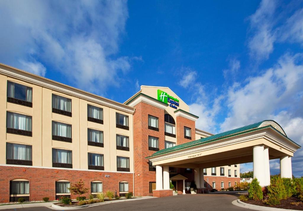 Holiday Inn Express Hotel & Suites Detroit - Utica, an IHG Hotel image