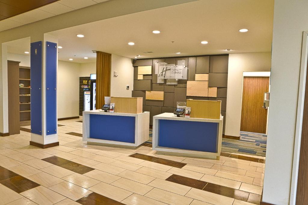 Holiday Inn Express Rochester Hills, an IHG Hotel photo 1