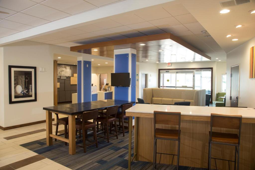 Holiday Inn Express Rochester Hills, an IHG Hotel photo 2