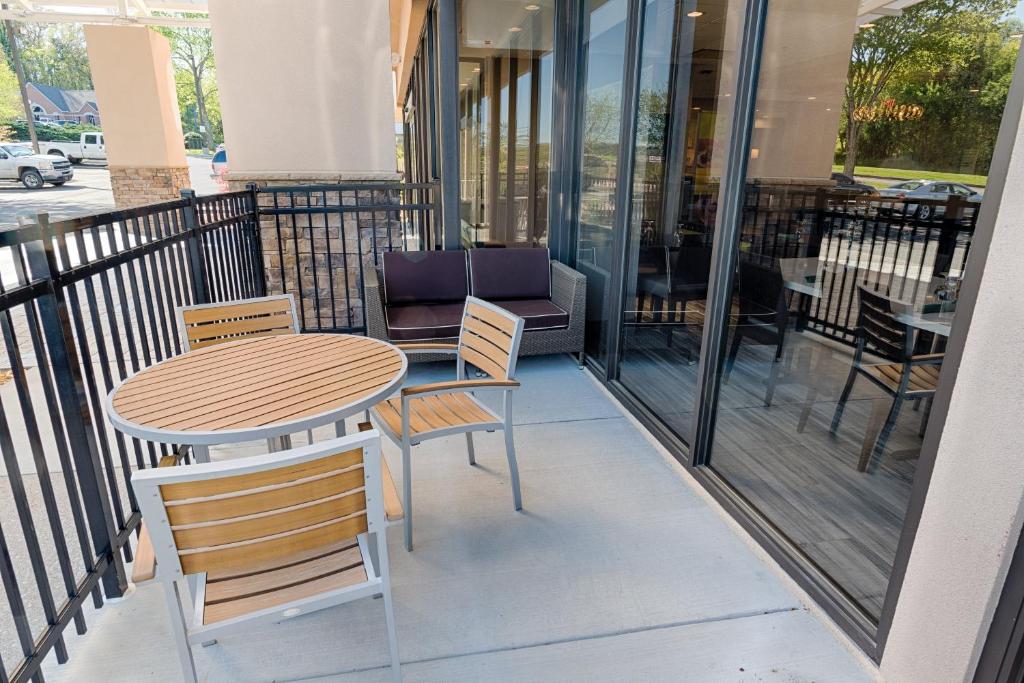 Holiday Inn Knoxville N - Merchant Drive, an IHG Hotel photo 4