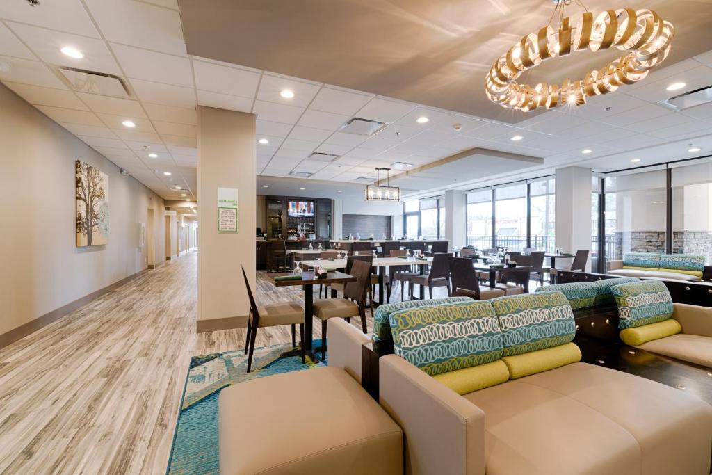Holiday Inn Knoxville N - Merchant Drive, an IHG Hotel photo 3