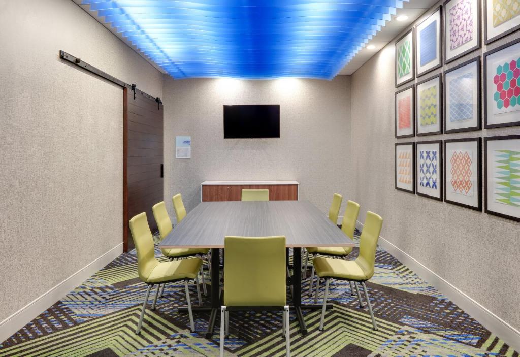 Holiday Inn Express & Suites - Dallas NW HWY - Love Field, an IHG Hotel photo 2