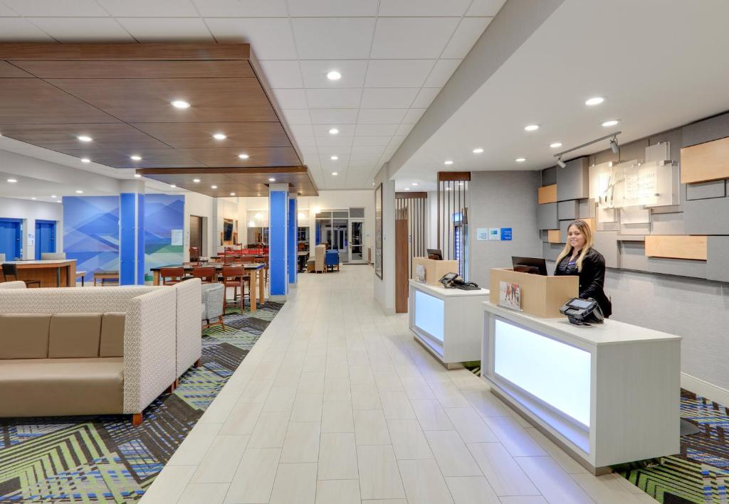 Holiday Inn Express & Suites - Dallas NW HWY - Love Field, an IHG Hotel photo 1