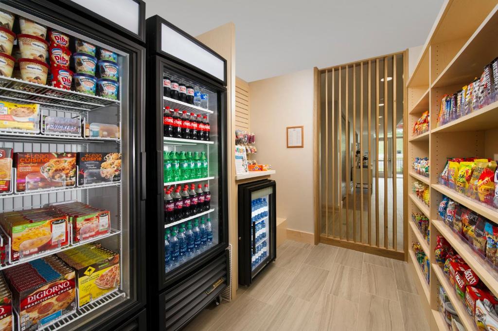 Holiday Inn Express & Suites by IHG Altoona, an IHG Hotel photo 4
