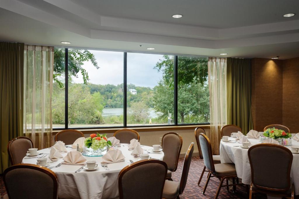 Holiday Inn Austin -Town Lake, an IHG Hotel photo 3