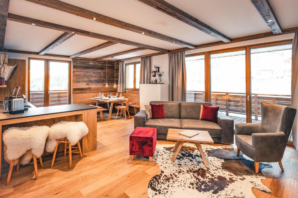 Lux Alp Chalet - Tap to explore photos