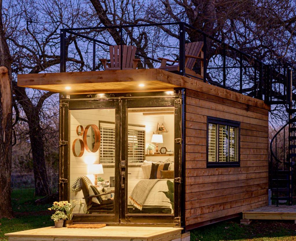 The Strazza House Cute Tiny Container House 12 min to Magnolia Silos image