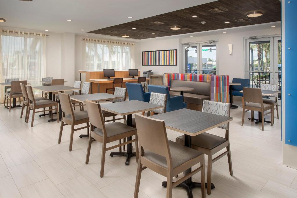 Holiday Inn Express Jacksonville Beach, an IHG Hotel photo 4