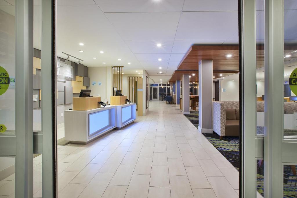 Holiday Inn Express & Suites Grand Rapids Airport North, an IHG Hotel photo 1