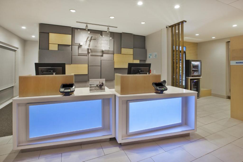 Holiday Inn Express & Suites Grand Rapids Airport North, an IHG Hotel photo 2