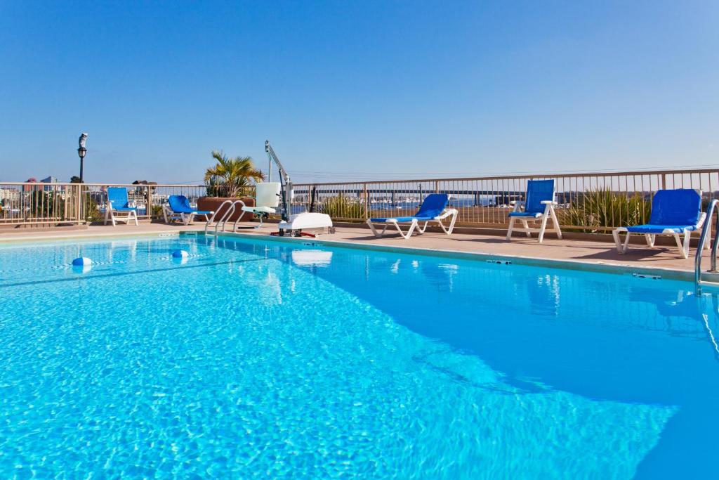 Holiday Inn Charleston-Riverview, an IHG Hotel photo 1