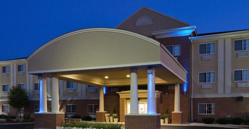 Holiday Inn Express Hotel & Suites Defiance, an IHG Hotel image