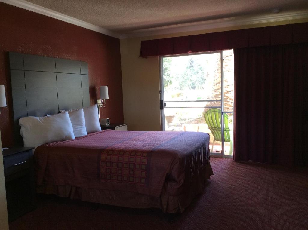 Americas Best Value Presidents Inn on Munras photo 4