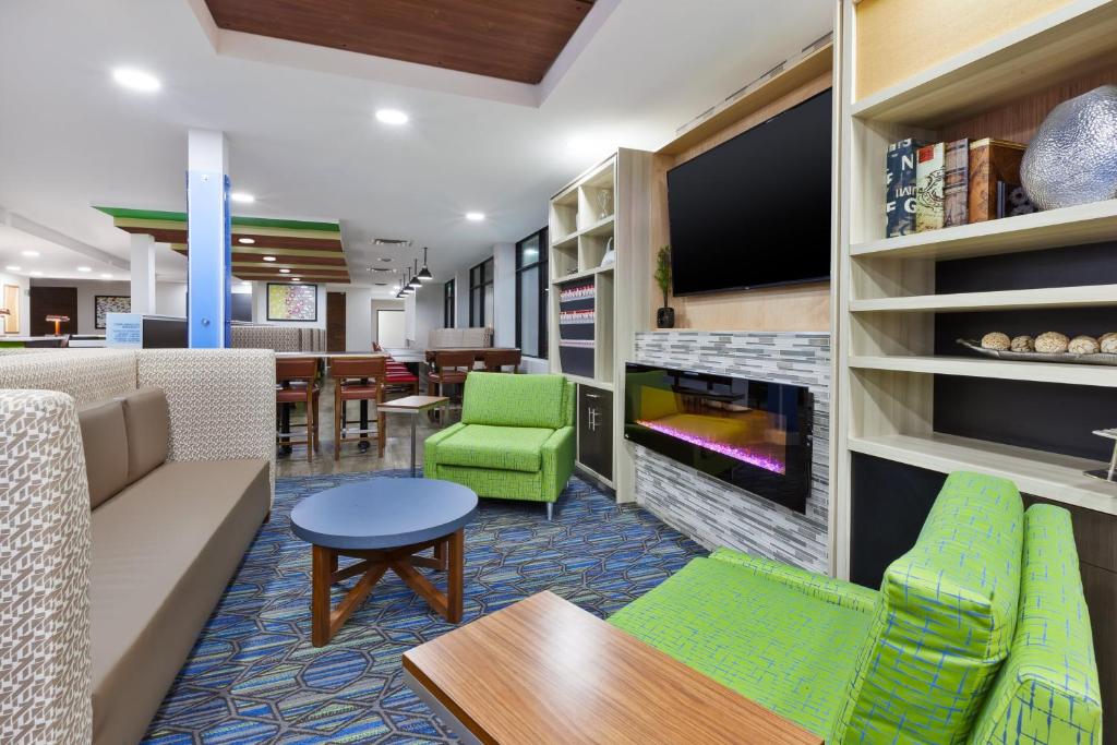 Holiday Inn Express Winnipeg Airport - Polo Park, an IHG Hotel photo 3