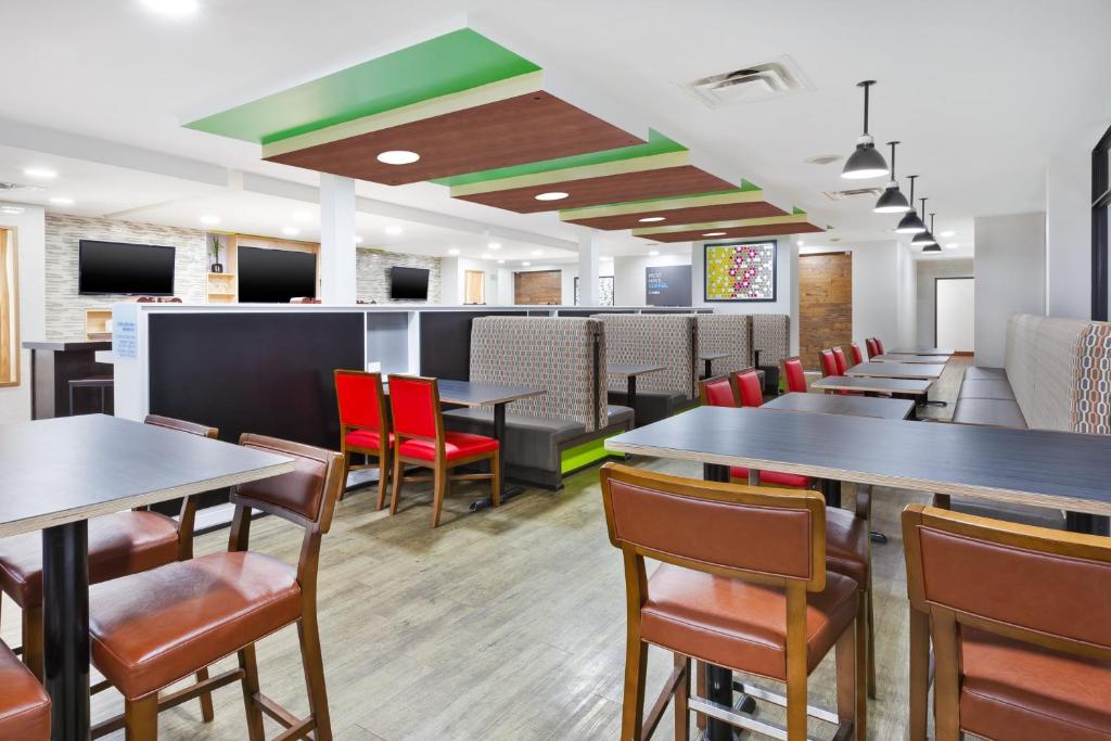 Holiday Inn Express Winnipeg Airport - Polo Park, an IHG Hotel photo 4