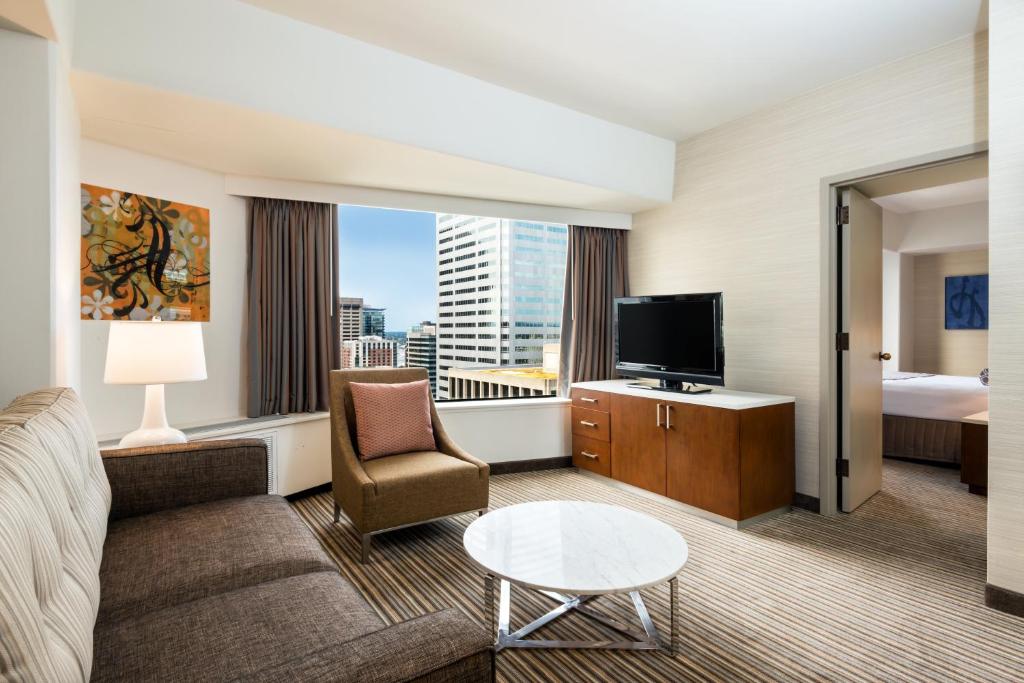 Сьюит (Представительский люкс с кроватью размера «king-size»), Crowne Plaza Seattle, an IHG Hotel