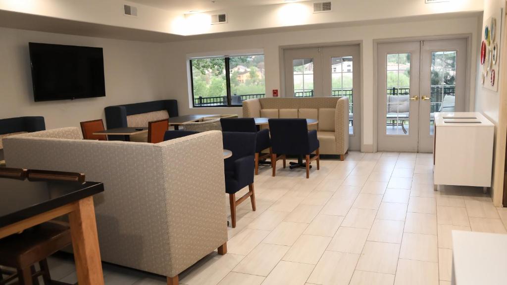 Holiday Inn Express & Suites Colorado Springs North, an IHG Hotel photo 4