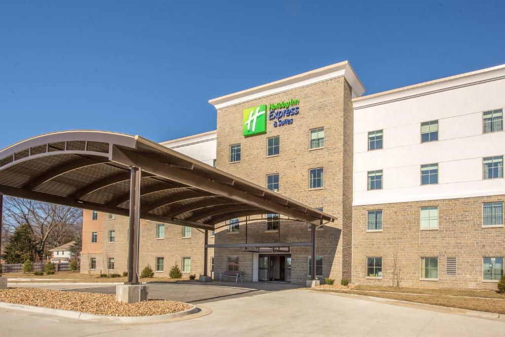 Holiday Inn Express & Suites Shawnee-Kansas City West, an IHG Hotel image