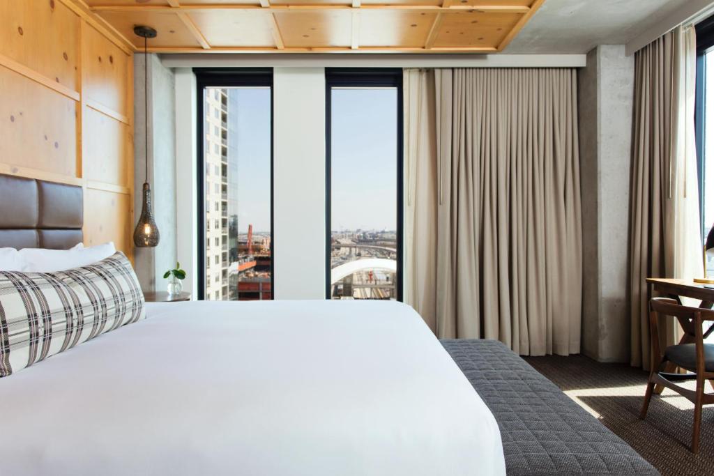 Limelight Hotel Denver Room Type - Deluxe King Union Station View 