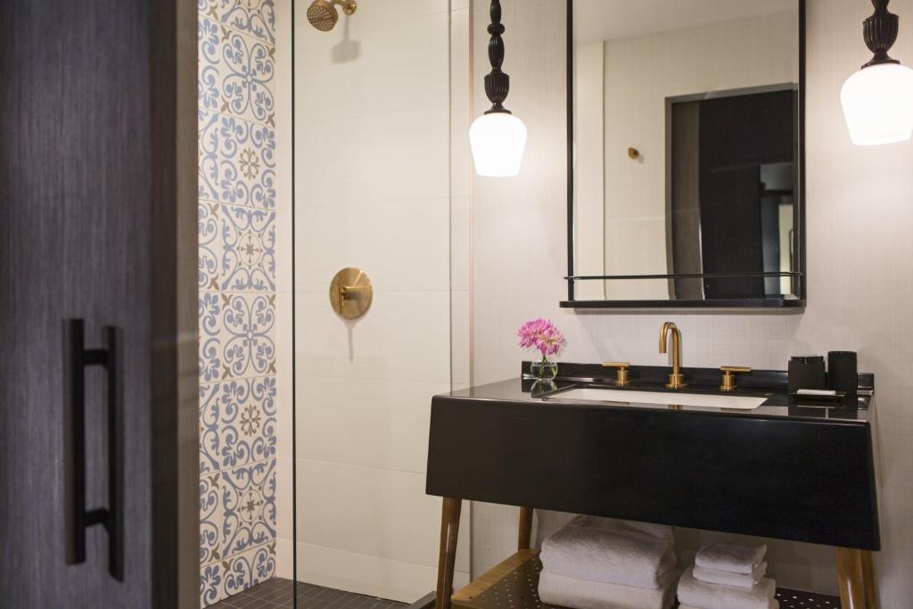 Двухместный (Номер с кроватью размера «queen-size»), Kimpton Gray Hotel Chicago, an IHG Hotel