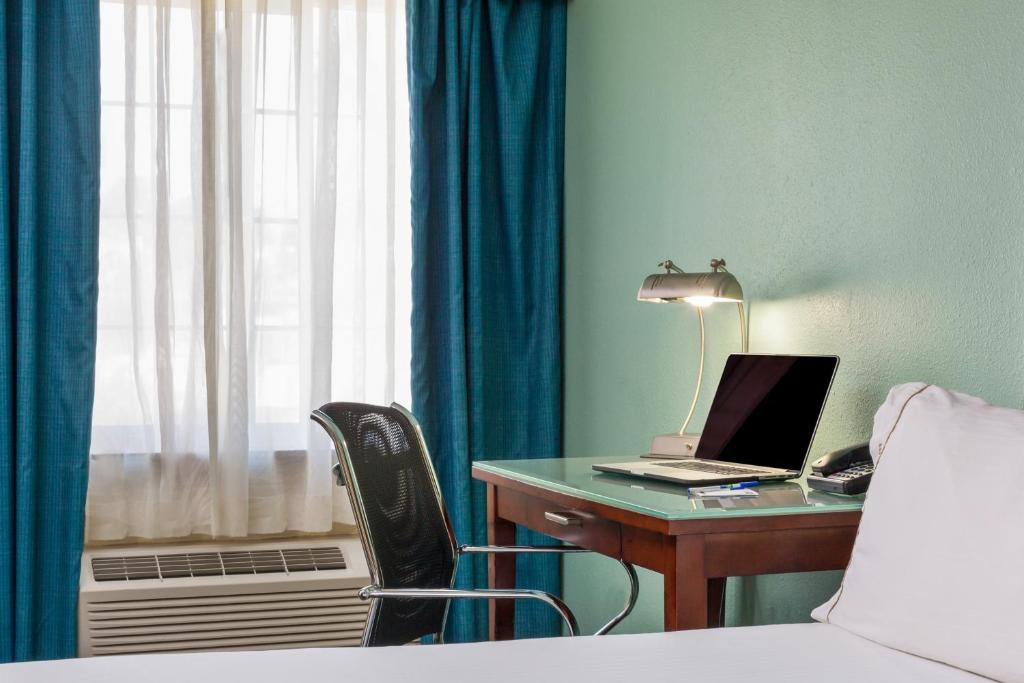 Двухместный (Представительский номер с кроватью размера «king-size»), Holiday Inn Express San Diego SeaWorld, an IHG Hotel