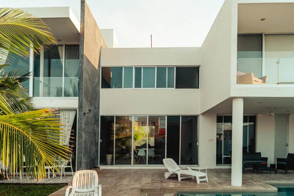 Breathtaking beach Villa, feel the inviting vibe! photo 1