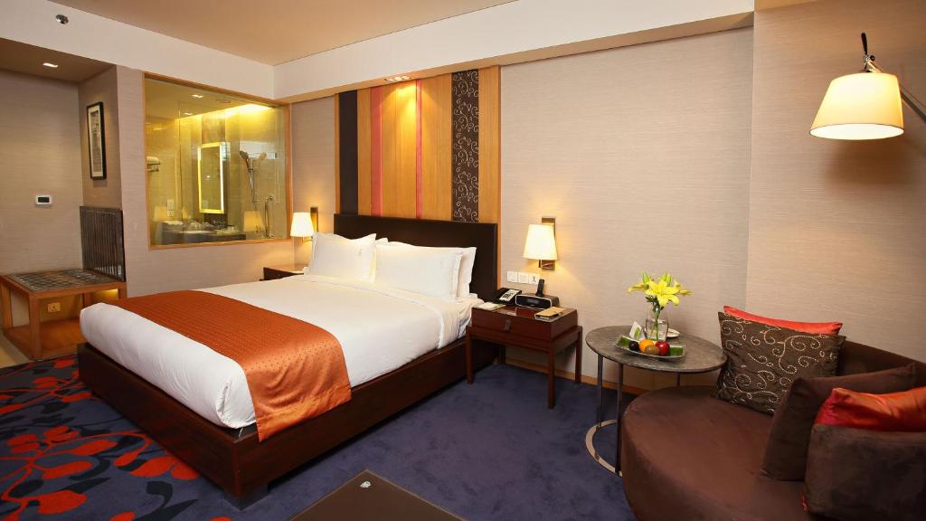 Двухместный (Executive Room with 06 Pints of Beer, Early Check-In and Late Check-Out subject to the availability), Holiday Inn New Delhi Mayur Vihar Noida