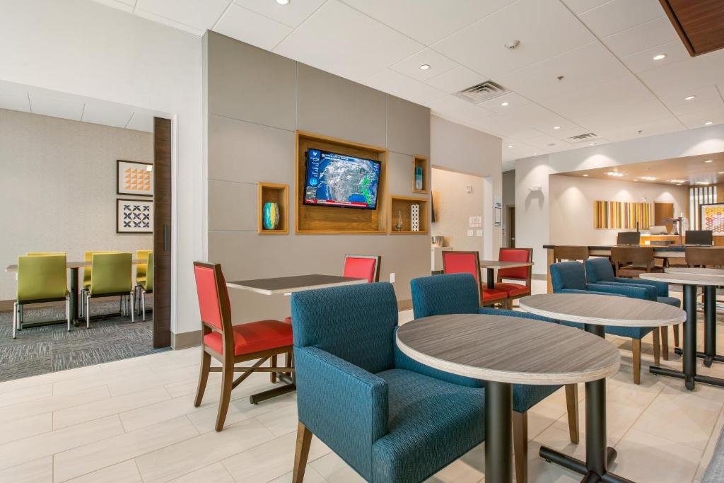Holiday Inn Express & Suites Carrollton West, an IHG Hotel image