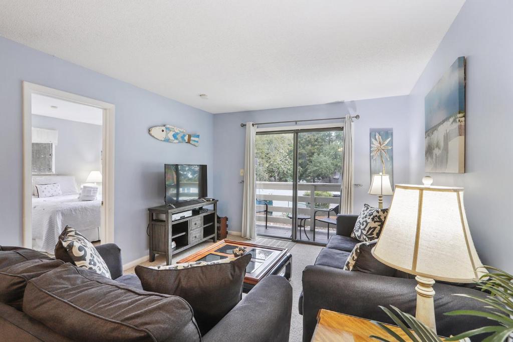 5 stars Peaceful Condo - 7 min walk to the beach image