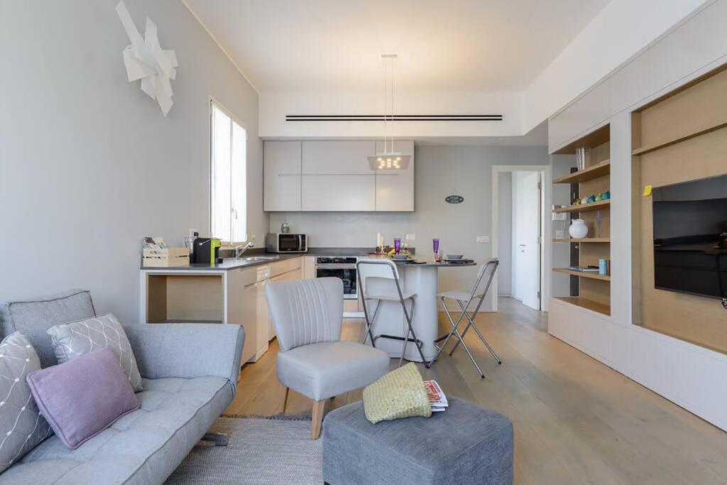 Italian design apartment in Rotchild /habima photo 2