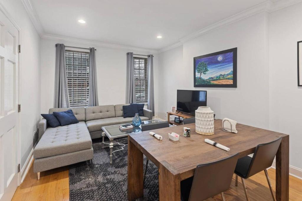 Beautiful 2 bedroom-Graduate Hospital-Back Patio image