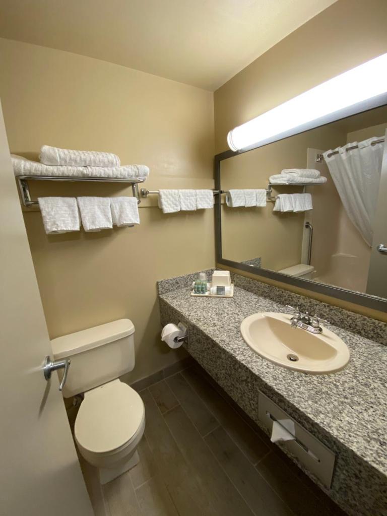 Best Western Strathmore Inn photo 2