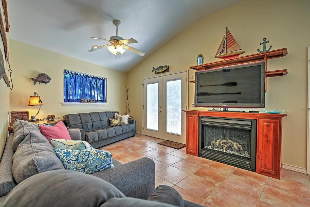 Port Isabel Cottage Less Than 5 Mi to South Padre Island! photo 4