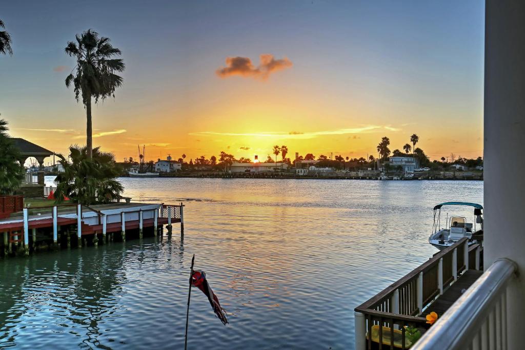 Port Isabel Cottage Less Than 5 Mi to South Padre Island! photo 1