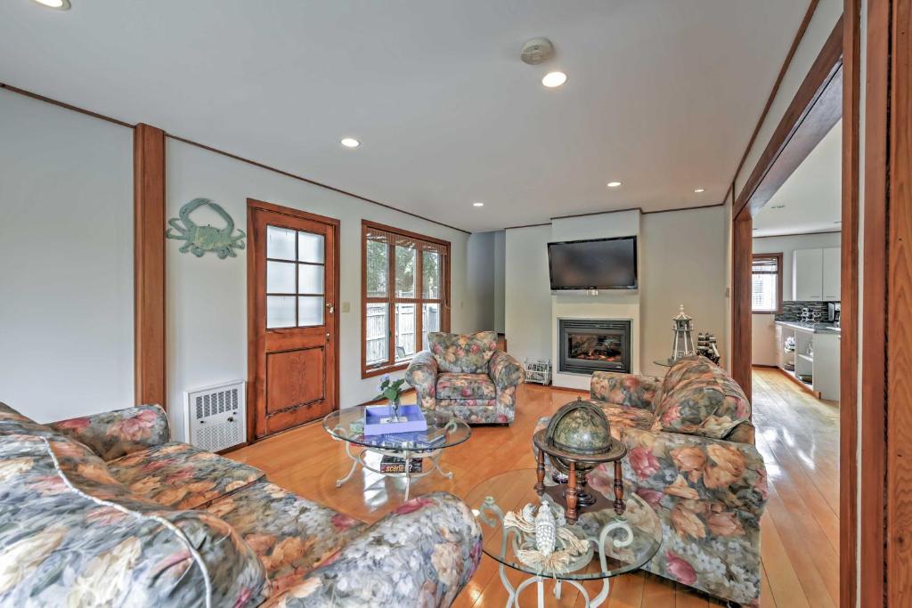 Charming Hyannis Home with Deck, 0 2 Mi to the Beach photo 1